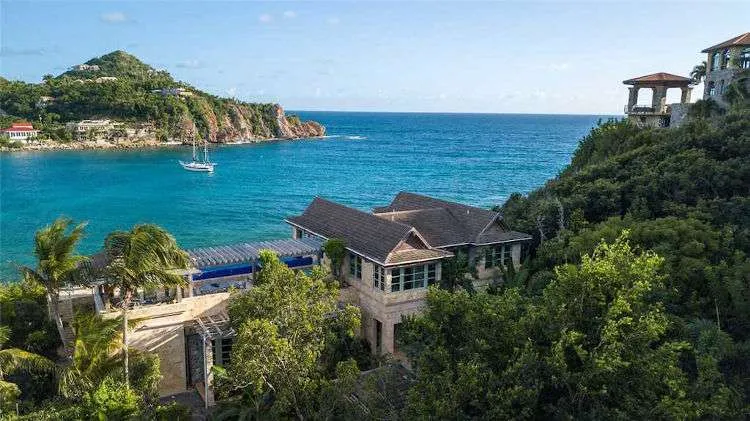 Beach Garden Villa in Chocolate Hole &mdash; luxury Caribbean retreat with four bedrooms, private pool, terraces overlooking the sea, and elegant indoor-outdoor living spaces ideal for families and friends.