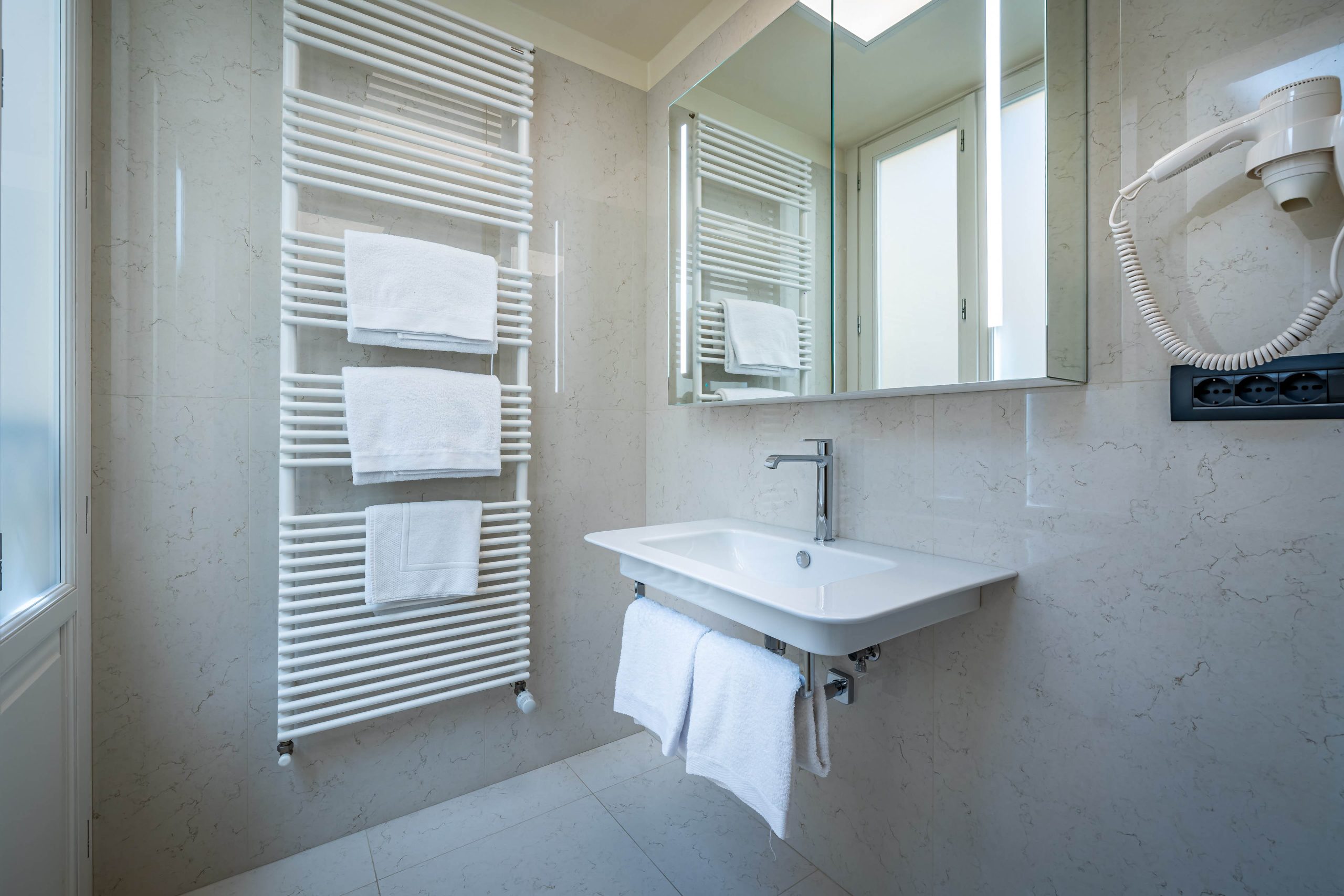 Luxury marble bathroom with walk-in shower in Florence luxury apartment with a view of the Duomo