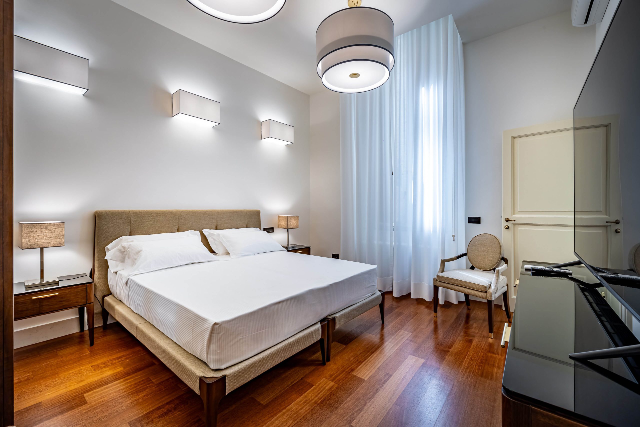 Bedroom with ensuite bathroom in a luxury apartment in Florence with Duomo view