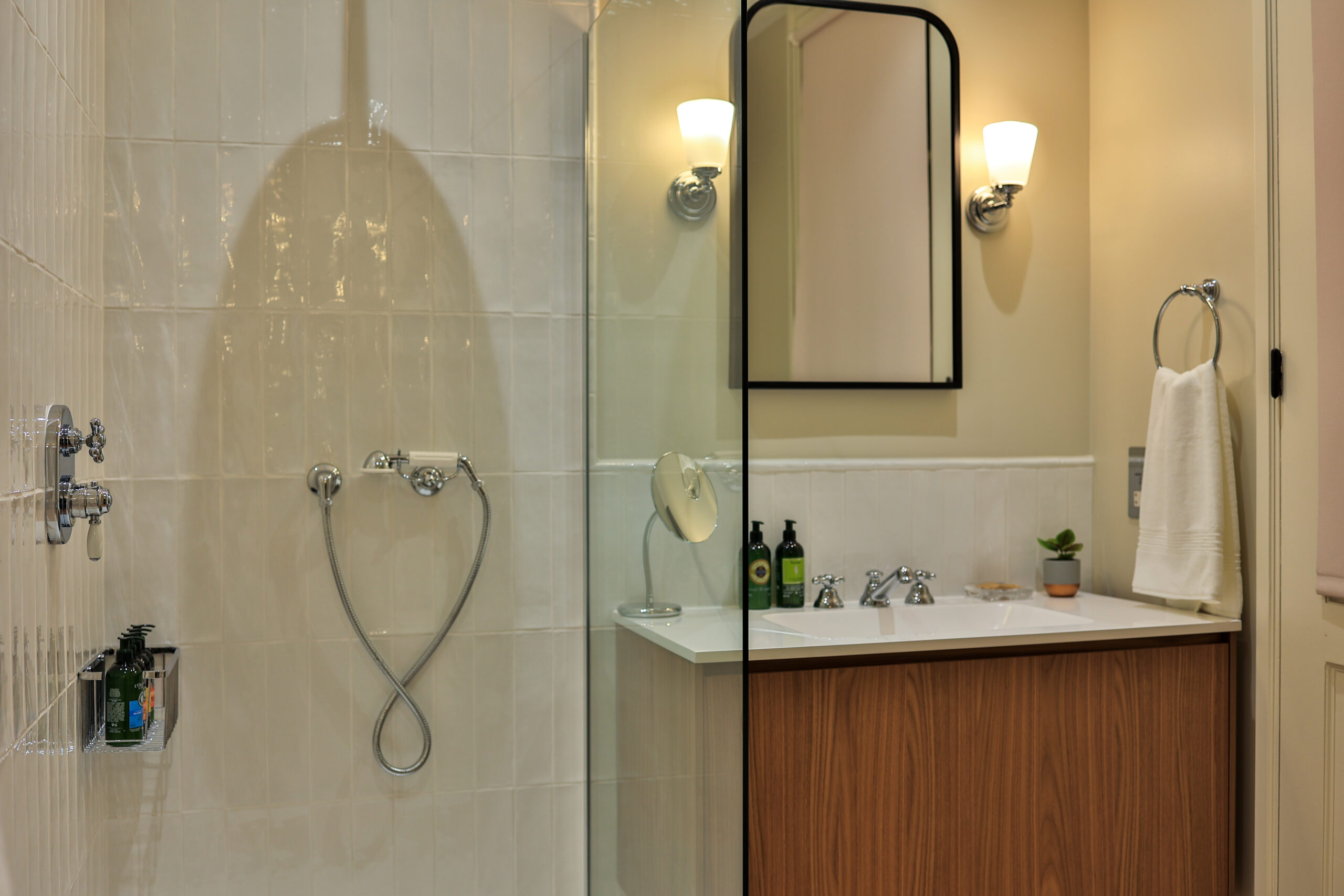 Contemporary bathroom at Apartment Île Saint-Louis, Paris