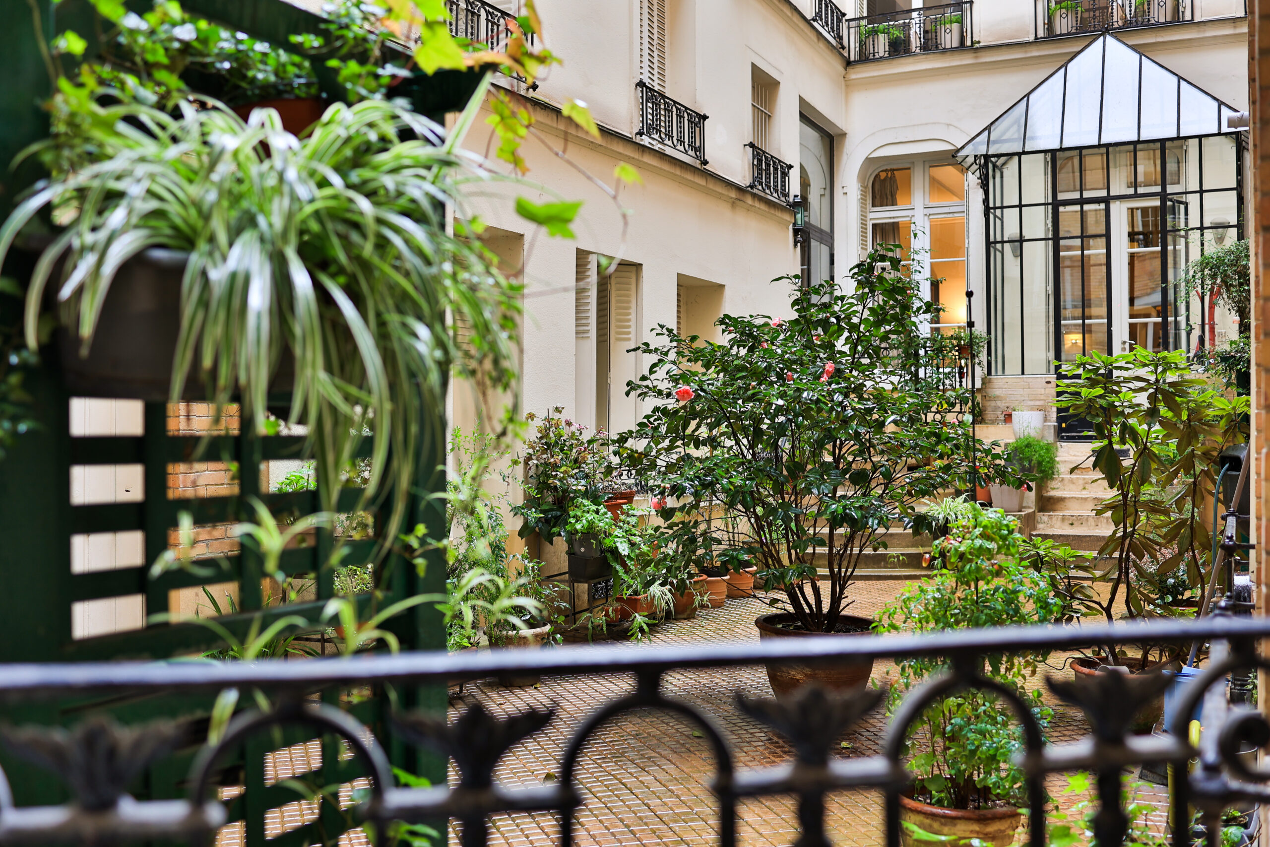 Courtyard with classic Parisian charm at Apartment Île Saint-Louis